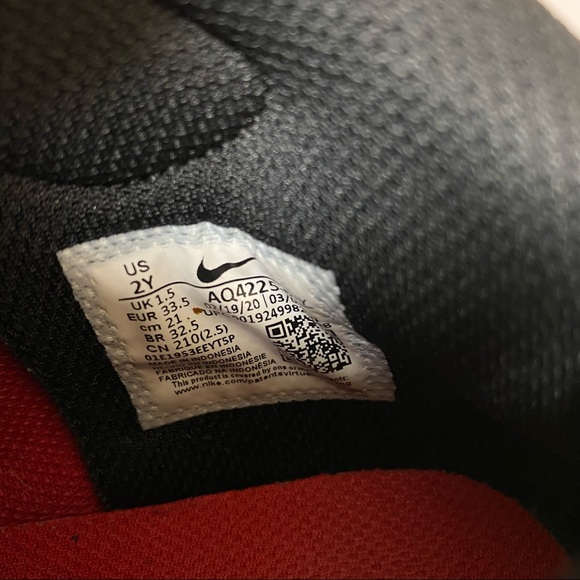 Nike Team Hustle Red Sneakers Kids Boys Sz 2Y - Picture 7 of 8